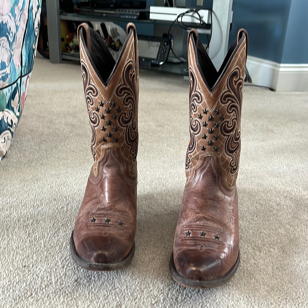 Ariat cowgirl boots size 9.5